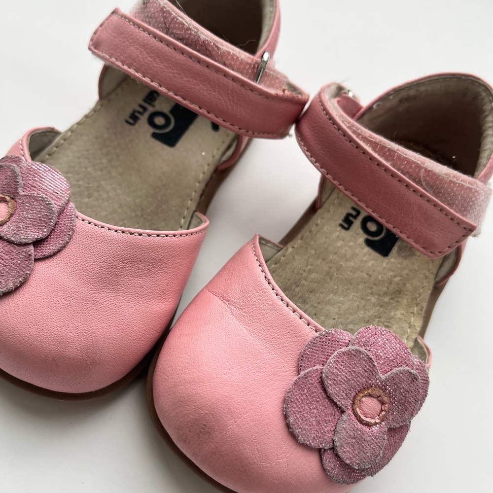 See Kai Run size 5 Pink Kids Shoes with Flower Detail